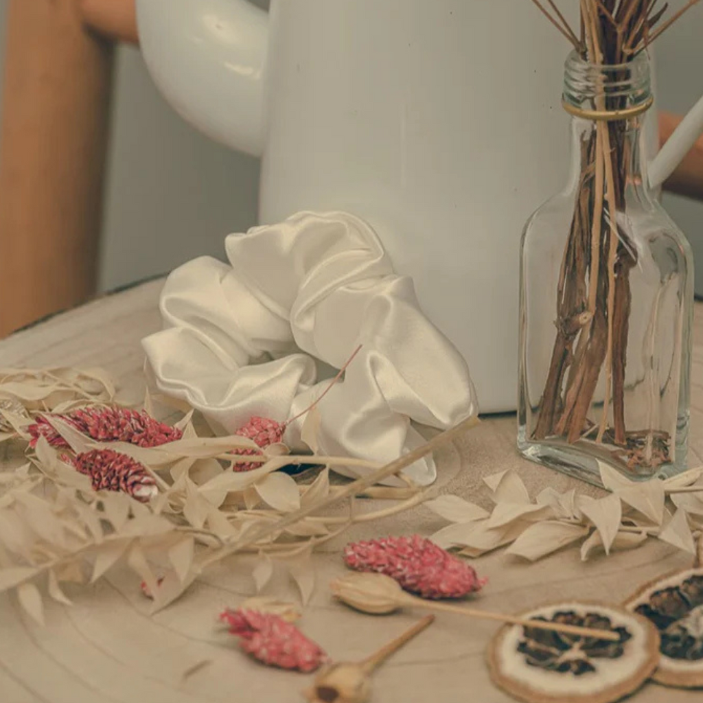 Scrunchies medianos blanco de seda 100% natural