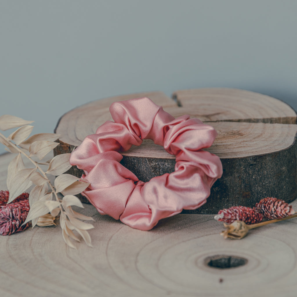 Scrunchies-medianos-seda-rosa